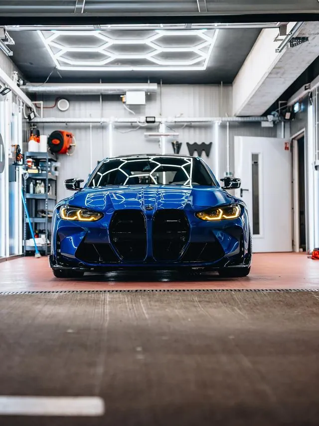 Niebieskie BMW M3 po myciu