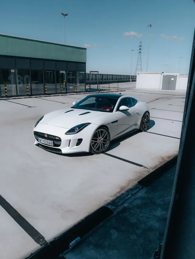 Biały Jaguar F-Type R na parkingu