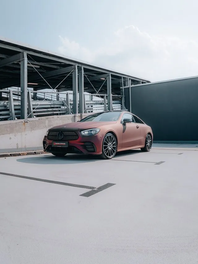 Mercedes klasy E coupé na parkingu