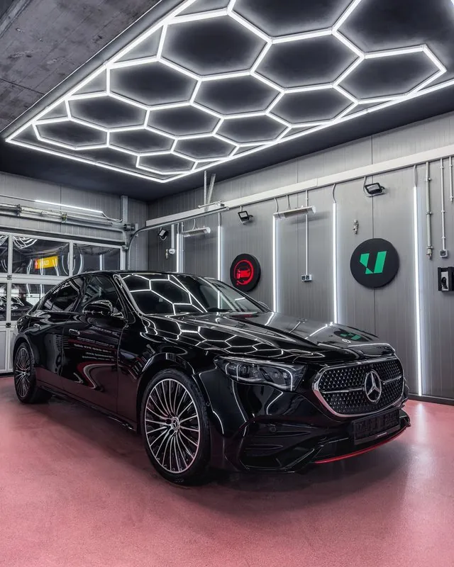 Czarny Mercedes klasy E w naszym boksie
