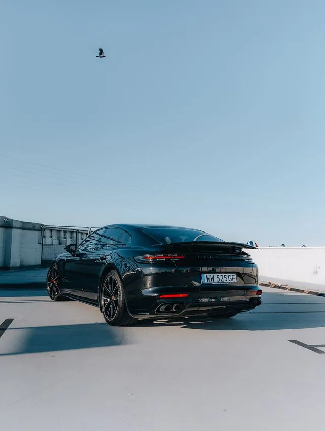 Czarne Porsche Panamera na parkingu